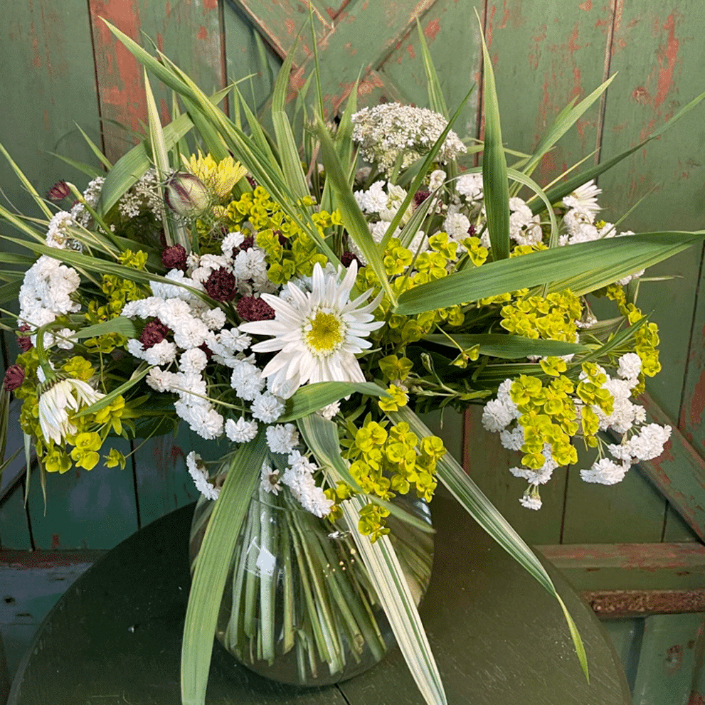 Blomsterbuket med hvide og gule blomster
