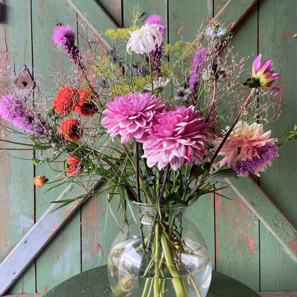 Blomsterbuket med lilla blomster